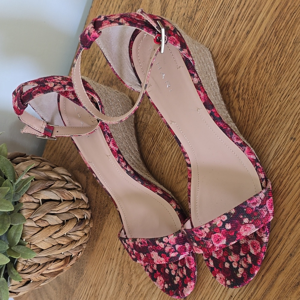 Tahari Ta-Florence Wedge Sandal Sz 10